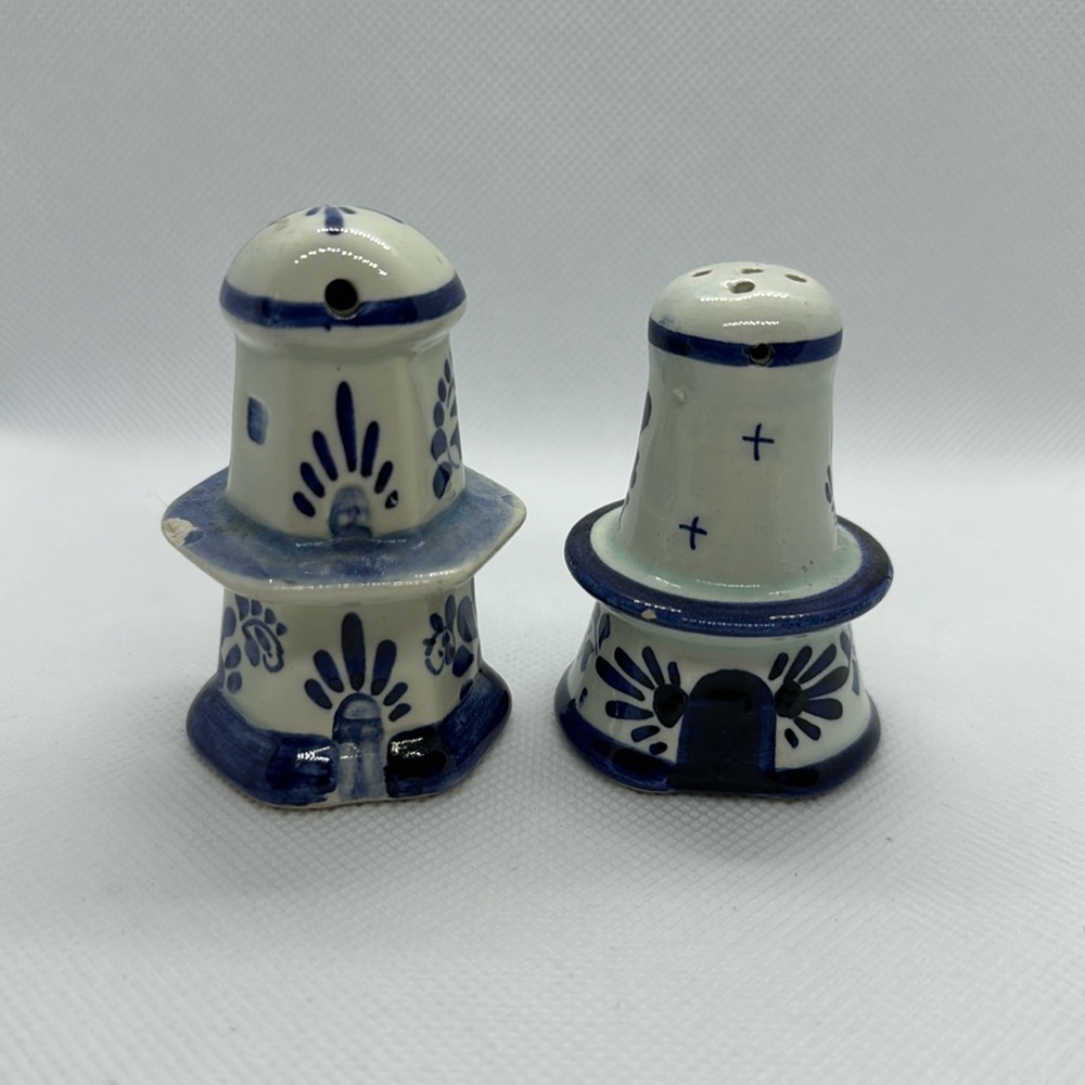 🫟3/$25🫟 Vintage Delft Blue windmill salt and pepper shakers.